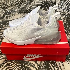 Authentic NIKE Airmax 270 WMN 7 (GS 5.5M US) White / metallic silver